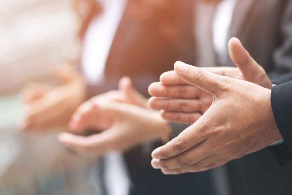 上司への就任祝いに花を贈る意味とマナー
